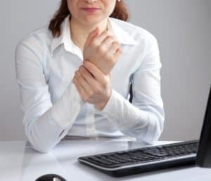 Woman with carpel tunnel pain
